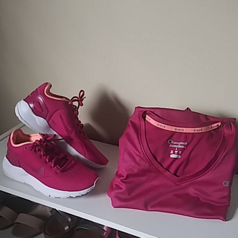 Super cute Nikes w/bonus shirt to match